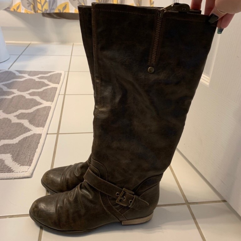 Brown boots.